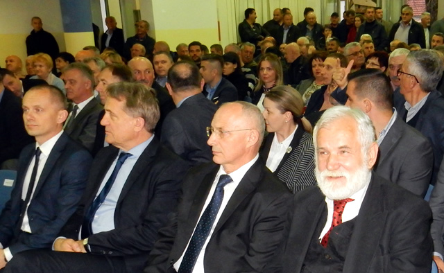 Skup HDZ-ovaca u Gospiću, prvi s desna je Ante Kutle, počasni predsjednik HDZ-a Gospić od 1991.                                                                                                                                                           